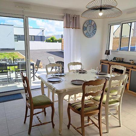 Single Storey Holiday Home In Cléder Esterno foto