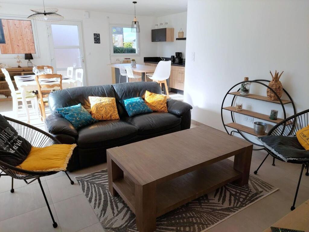 Single Storey Holiday Home In Cléder Esterno foto