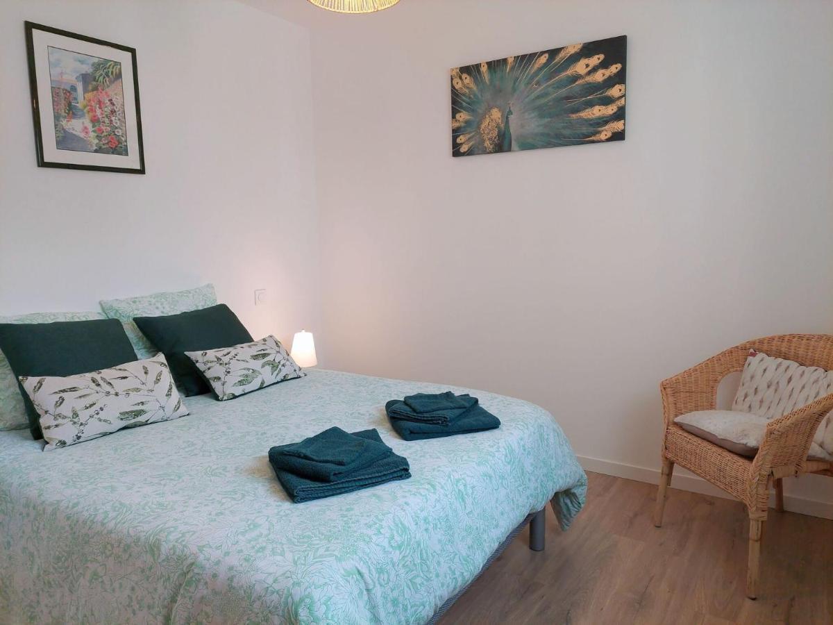 Single Storey Holiday Home In Cléder Esterno foto
