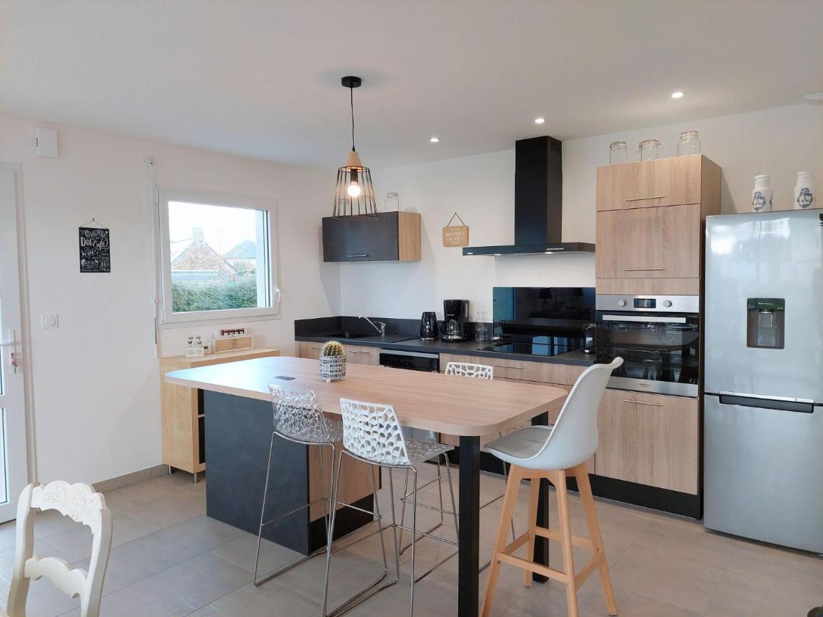Single Storey Holiday Home In Cléder Esterno foto