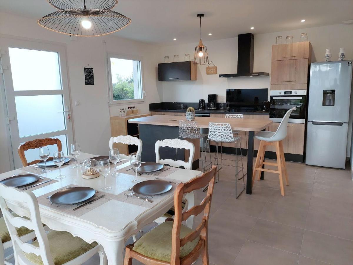 Single Storey Holiday Home In Cléder Esterno foto
