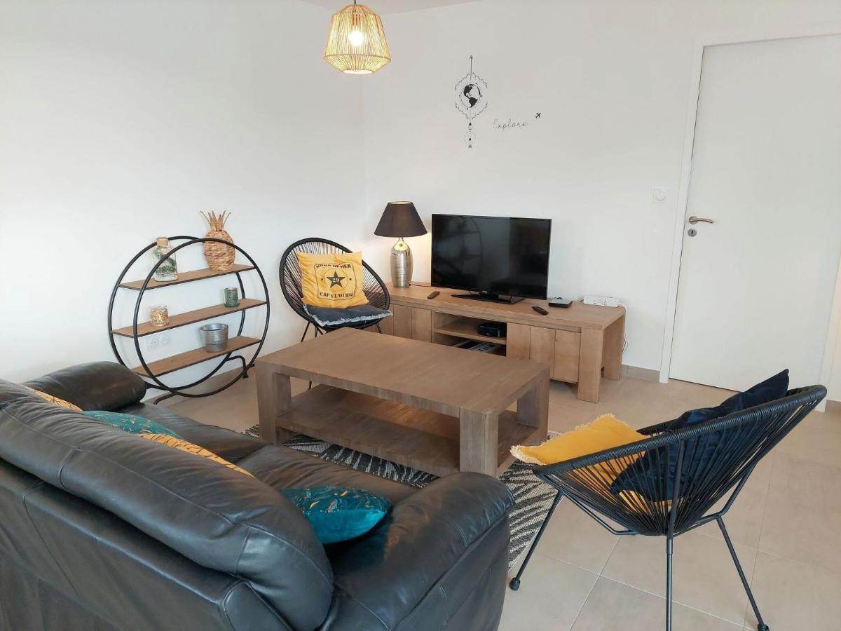 Single Storey Holiday Home In Cléder Esterno foto