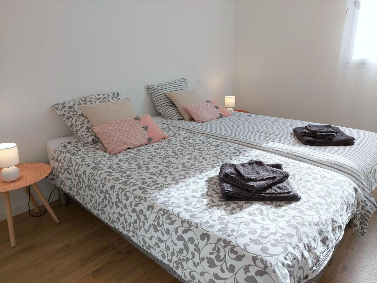 Single Storey Holiday Home In Cléder Esterno foto