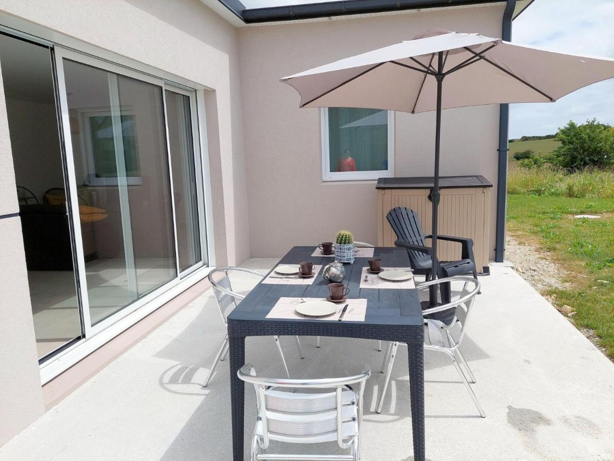 Single Storey Holiday Home In Cléder Esterno foto