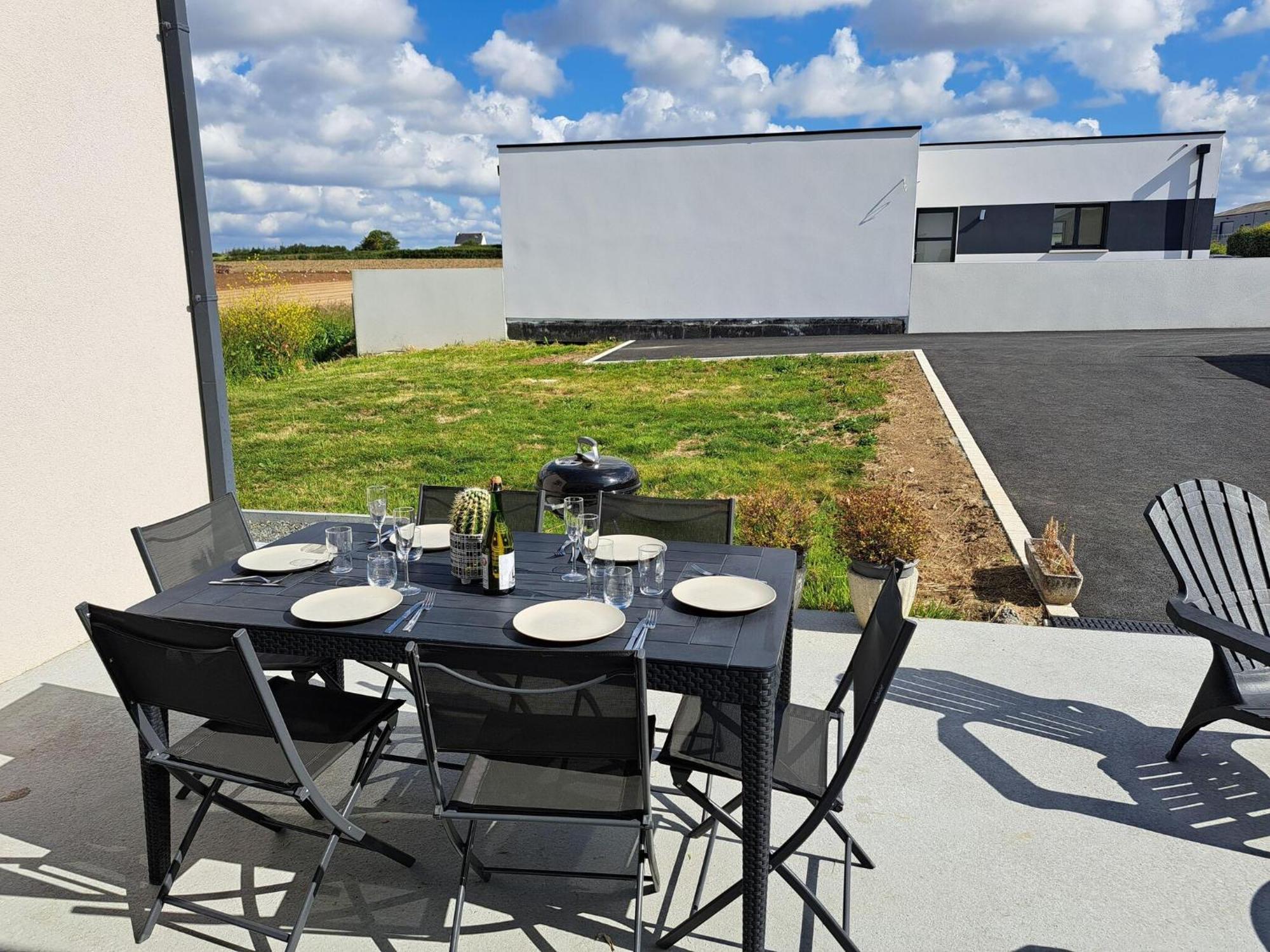 Single Storey Holiday Home In Cléder Esterno foto